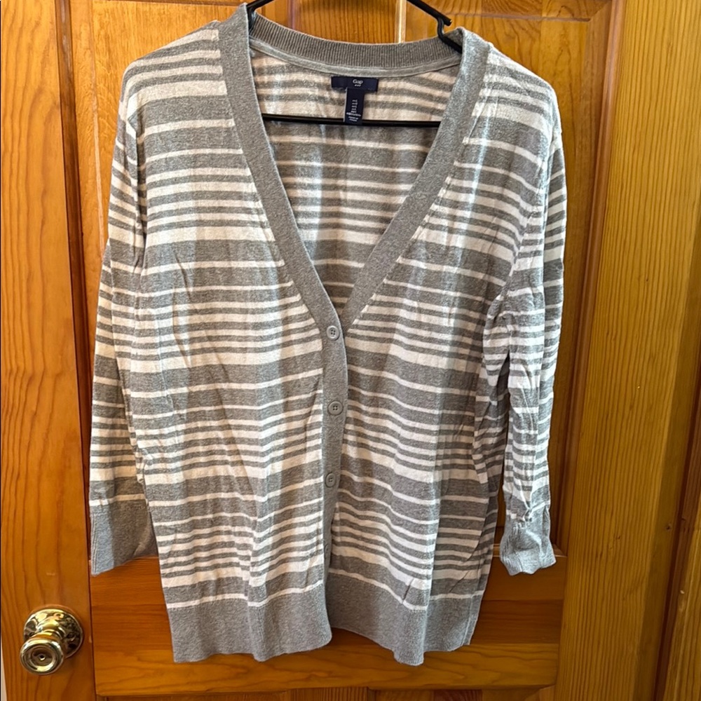 #55 - GAP Gray and White Knit Cardigan Sweater V-Neck